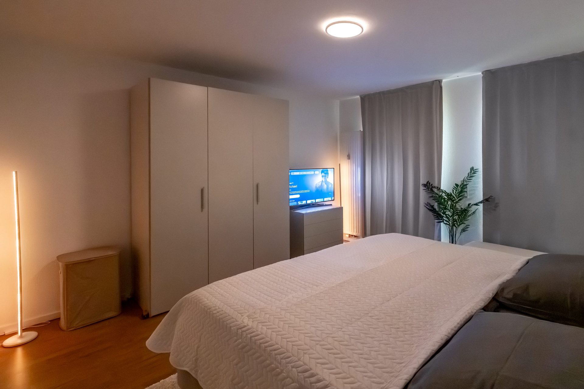 Schlafzimmer mit Leselicht und Vorhängen