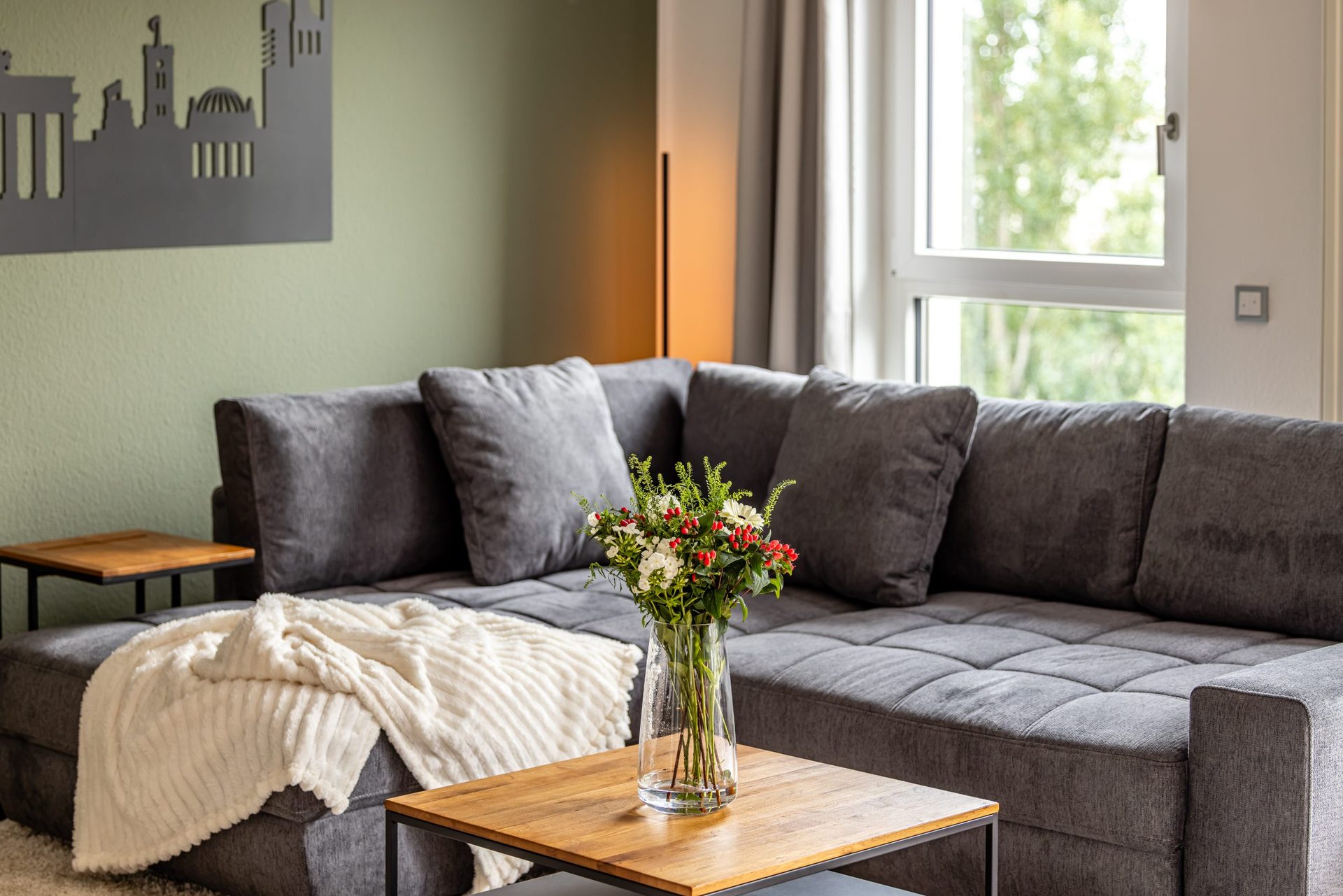 Wohnzimmer mit Blumen und Decke